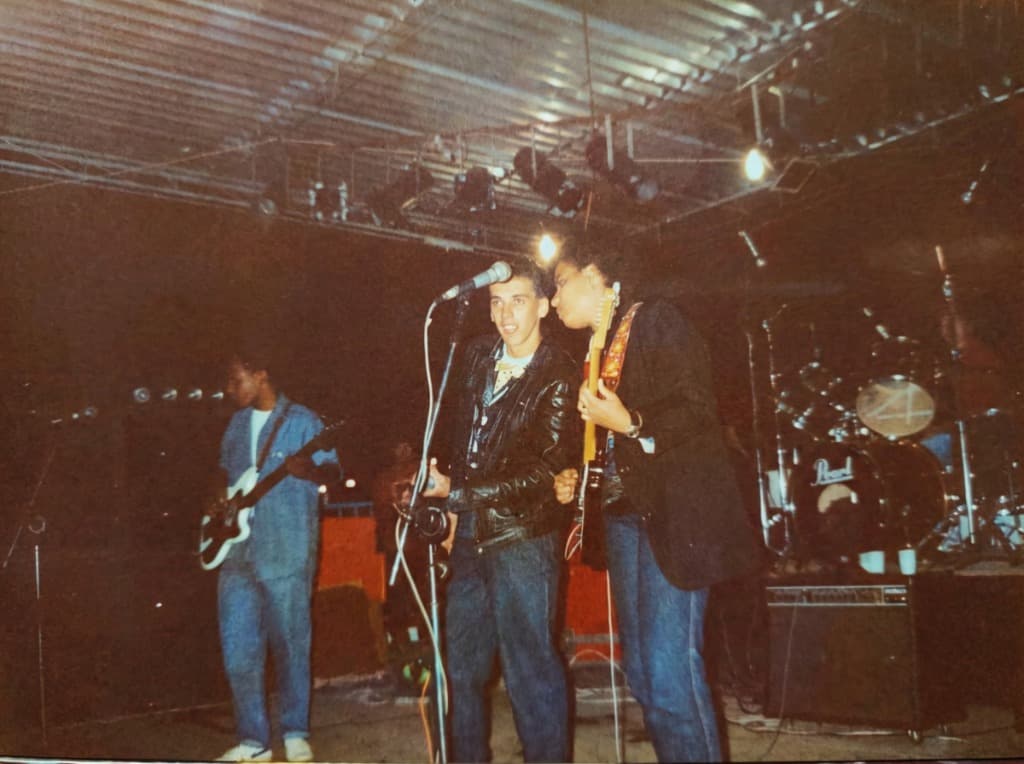 Jerri Adriani e banda Enigma no palco do Parque de Exposições